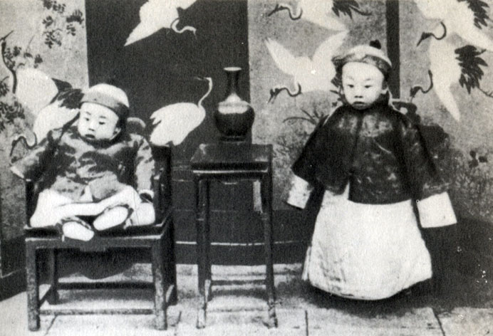 Пу И (справа) и его младший брат Пу Цзе (1908 г.)
