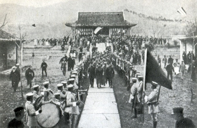 Церемония провозглашения Китайской республики на могиле первого китайского императора династии Мин. Впереди идет Сунь Ятсен