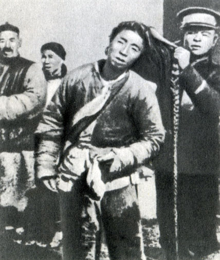 Солдат революционной армии срезает с прохожего косу - символ покорности маньчжурам