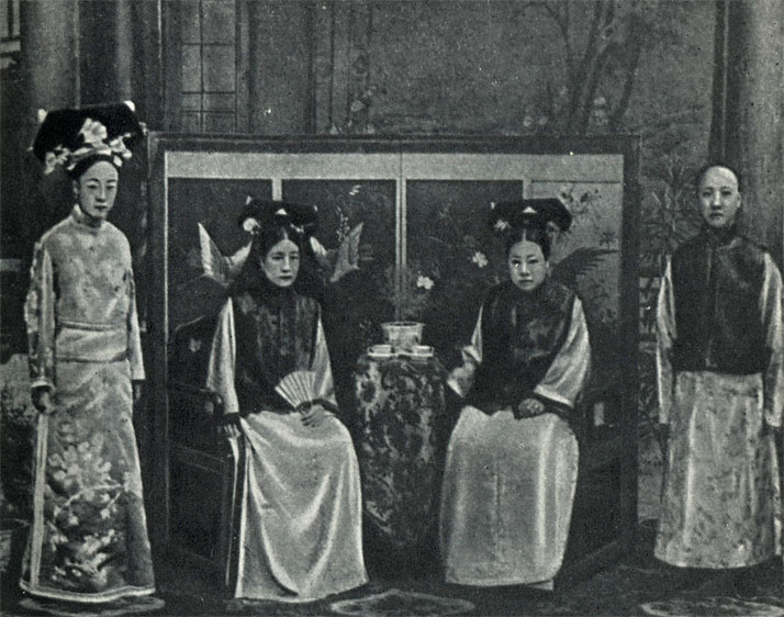 На снимке: отец Пу И, мать Пу И-Гуаэрцзя (крайняя слева) и две его бабушки