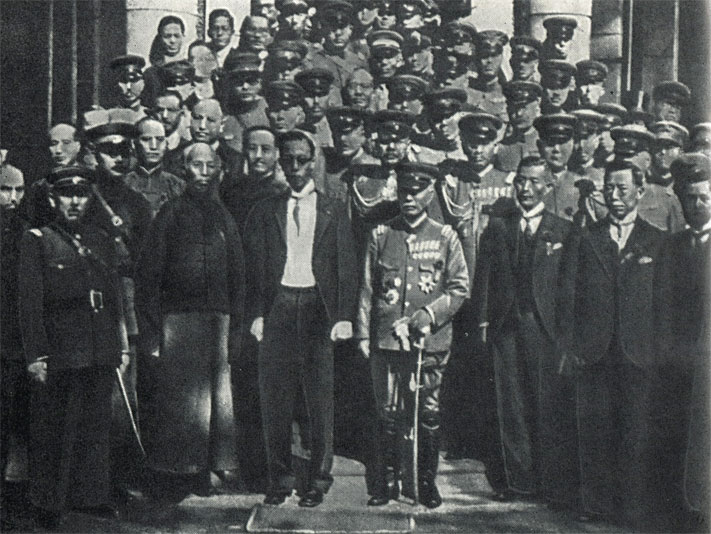 После подписания японо-маньчжоугоского протокола. В центре Пу И и командующий Квантунской армией Муто Нобуёси