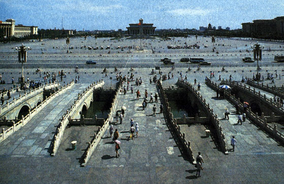Площадь Тяньаньмэнь - 'Небесного спокойствия' - оказалась ареной выступления студентов в июне 1989 г.