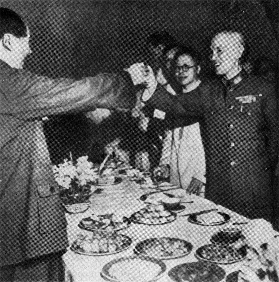 Встреча Мао Цзэ-дуна с Чан Кай-ши в середине 40-х годов