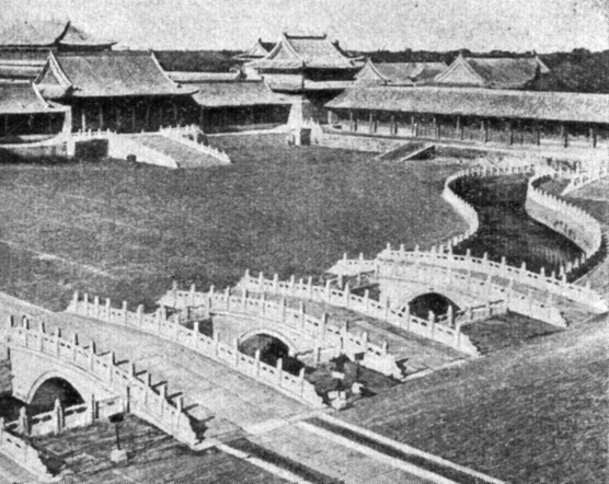 Передний двор Зимнего императорского дворца 'Гугун'
