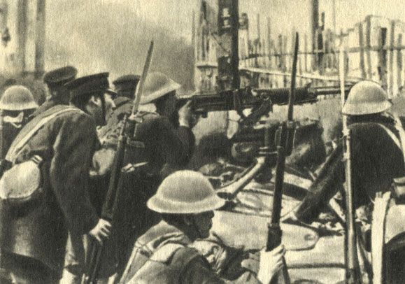 Японские солдаты атакуют рабочий район Шанхая. 1932 г.
