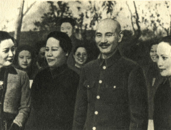 Чан Кайши в обществе сестер Сун. 1942 г.