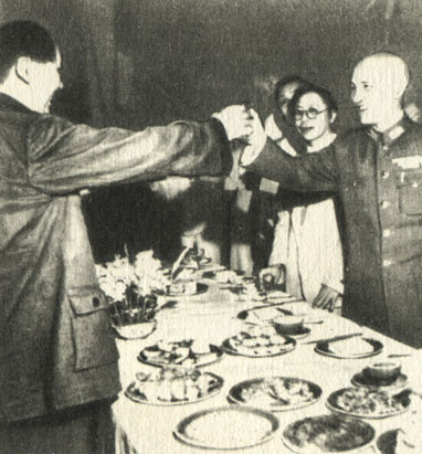 Чан Кайши и Мао Цзэдун. Тост в честь переговоров в Чунцине. 1945 г.