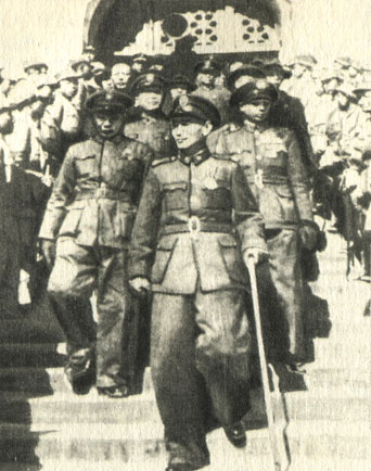 Чан Кайши у мемориала Сунь Ятсена