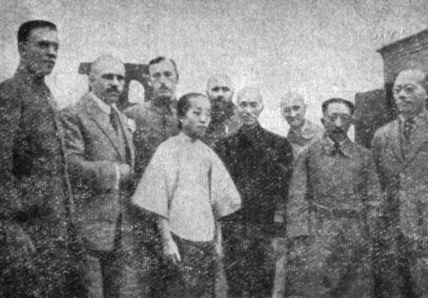 Рис. 6. В. К. Блюхер с группой военных советников. Деревня близ Вампу, декабрь 1924 г.