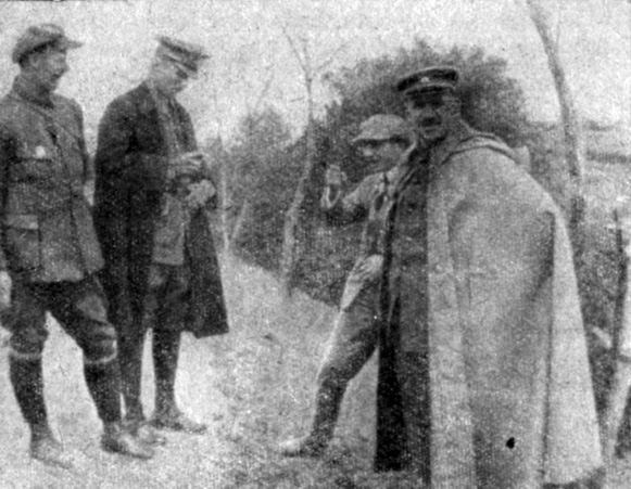 Рис. 8. В. К. Блюхер на участке железной дороги Гуанчжоу - Коулун перед наступлением на Даньшуй. Февраль 1925 г.