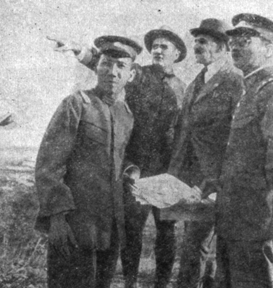 Рис. 9. В. К. Блюхер и генерал Сюй Чин-чжи обсуждают план оборонительных укреплений под Гуанчжоу. Осень 1924 г.